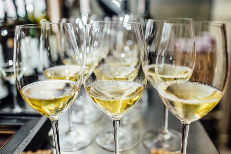 Flautas de champanhe frias completas fotografia de stock