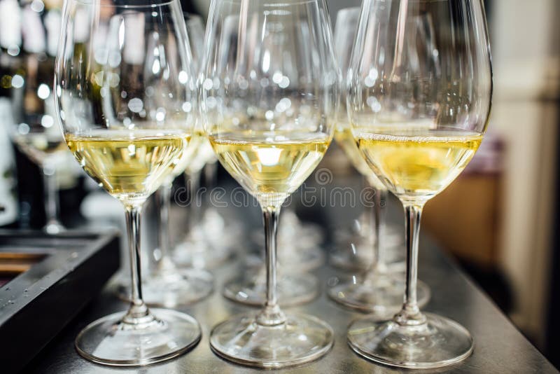 Flautas de champanhe frias completas fotografia de stock