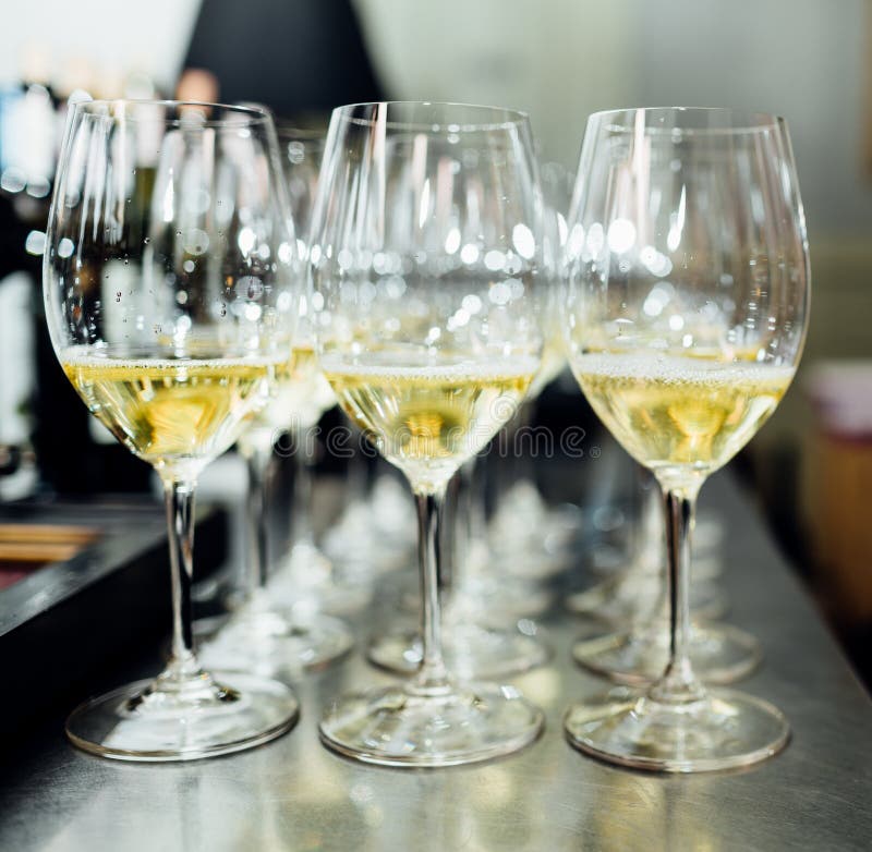 Flautas de champanhe frias completas fotografia de stock royalty free