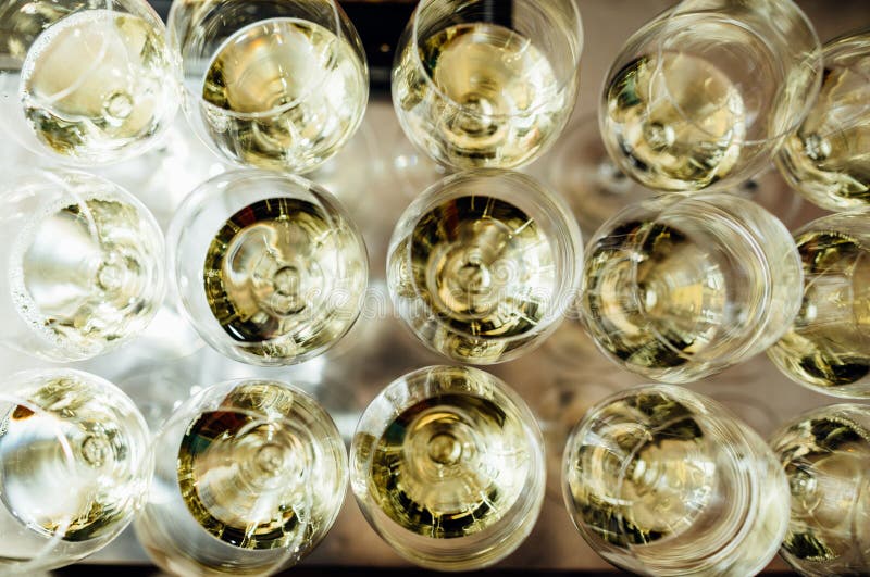 Flutes de champanhe cheias e geladas imagem de stock royalty free
