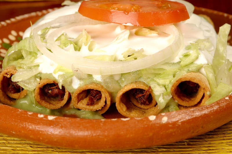 Flautas mexicains image stock. Image du cuisine, tomate 11058873