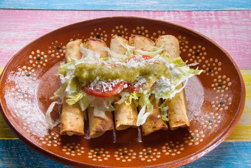 Flautas mexicanos foto de archivo. Imagen de cocina, latino 11058874