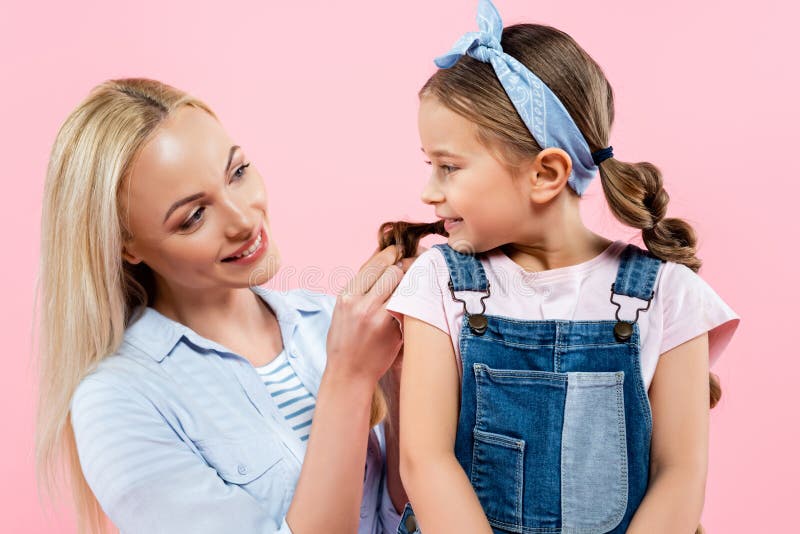 Flechtendes Haar der glücklichen Mutter, der Tochter stockbilder