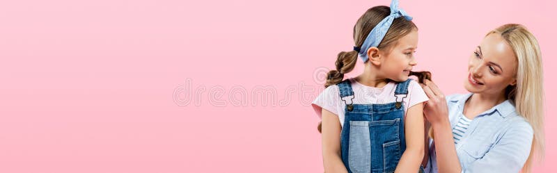Flechtendes Haar der glücklichen Mutter, der Tochter stockfoto