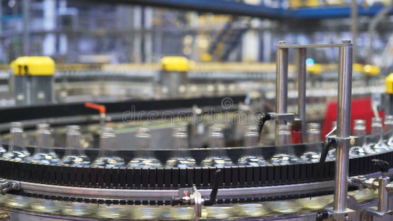 Fleck in den Glasflaschen in der Anlage Förderband mit Glasflaschen