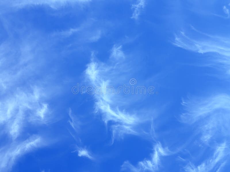 Vláknité, závit-ako, biele pierko mraky, ktorého forma sa podobá na vlasy, kučery v krásnej modrej oblohe.