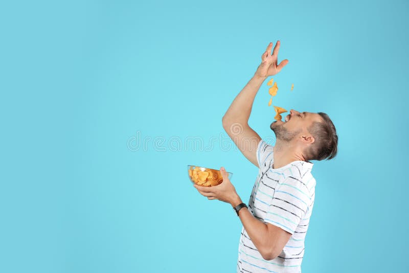 Fleisch fressende Kartoffelchips auf Farbhintergrund lizenzfreies stockbild Fleisch fressende Kartoffelchips auf Farbhintergrund lizenzfreies stockbild