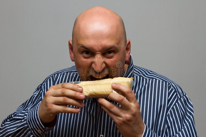 Fleisch fressende Kartoffelchips hastig lizenzfreies stockfoto Fleisch fressende Kartoffelchips hastig lizenzfreies stockfoto