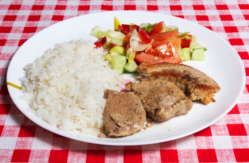 Fleisch, Reis Und Gemüse Auf Weißer Platte. Stockbild - Bild von stab ...