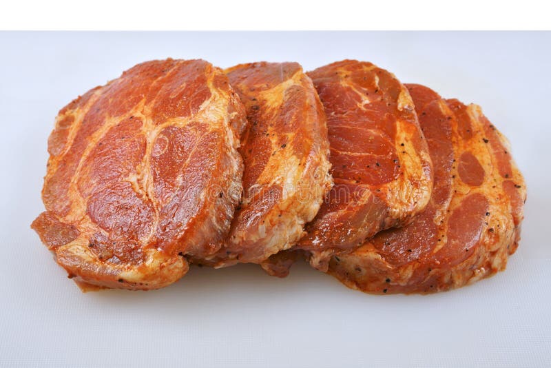 Fleisch, Schweinefleischhals in der Marinade und auf einem hackenden boardon, auf einem weißen Hintergrund stockbild Fleisch, Schweinefleischhals in der Marinade und auf einem hackenden boardon, auf einem weißen Hintergrund stockbild