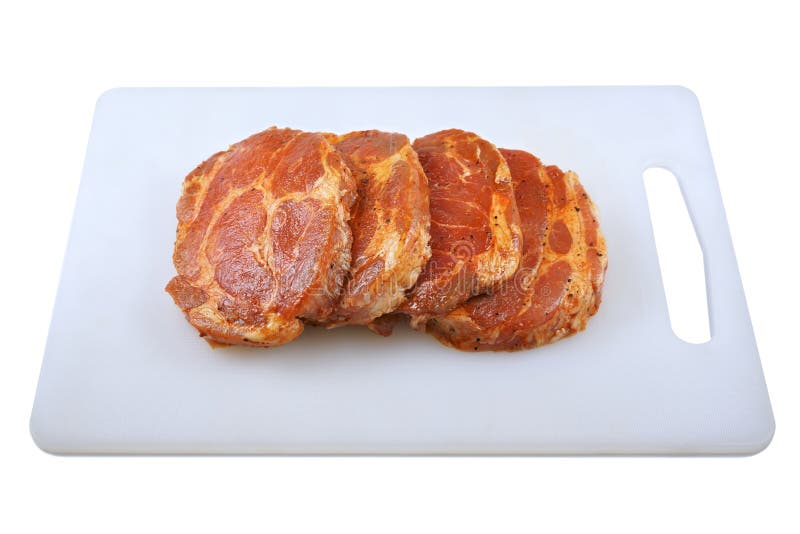 Fleisch, Schweinefleischhals in der Marinade und auf einem hackenden boardon, auf einem weißen Hintergrund stockfoto Fleisch, Schweinefleischhals in der Marinade und auf einem hackenden boardon, auf einem weißen Hintergrund stockfoto