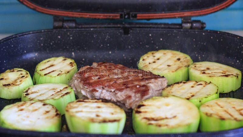 Fleisch und Zucchini auf der Grillpfanne Gesunde Lebensmittel Gesunde Lebensmittel zu Hause lizenzfreie stockbilder Fleisch und Zucchini auf der Grillpfanne Gesunde Lebensmittel Gesunde Lebensmittel zu Hause lizenzfreie stockbilder