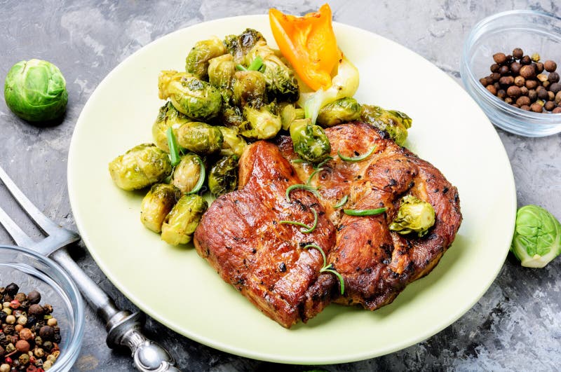 Fleischsteak mit Gemüse stockbild Fleischsteak mit Gemüse stockbild