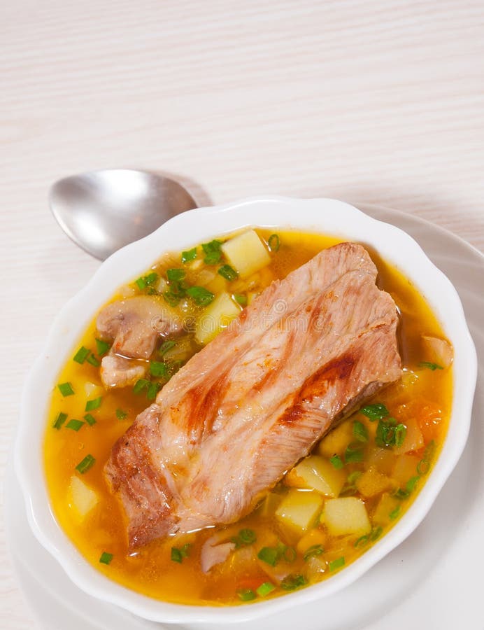 Fleischsuppe mit Gemüse und Pilz stockfotos Fleischsuppe mit Gemüse und Pilz stockfotos