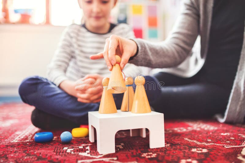 Fleißiges Lernen von Lehrern mit jungen Schülerinnen im Klassenzimmer, die Themen mithilfe von Bildungstools erläutern. stockfotos