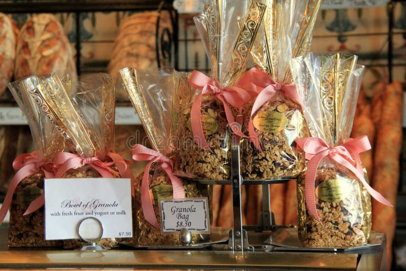 Flera påsar av precis gjord granola som förläggas på räknare nära nytt bakat bröd, fru Bageri för London ` s, Saratoga, New York, arkivfoton Flera påsar av precis gjord granola som förläggas på räknare nära nytt bakat bröd, fru Bageri för London ` s, Saratoga, New York, arkivfoton