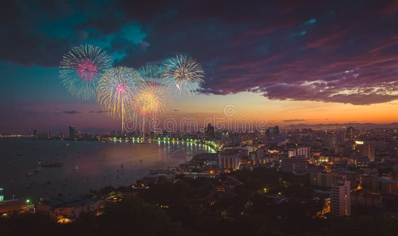 Flerfärgad fyrverkerinattplats, suddig fotopattaya cityscap arkivbilder Flerfärgad fyrverkerinattplats, suddig fotopattaya cityscap arkivbilder