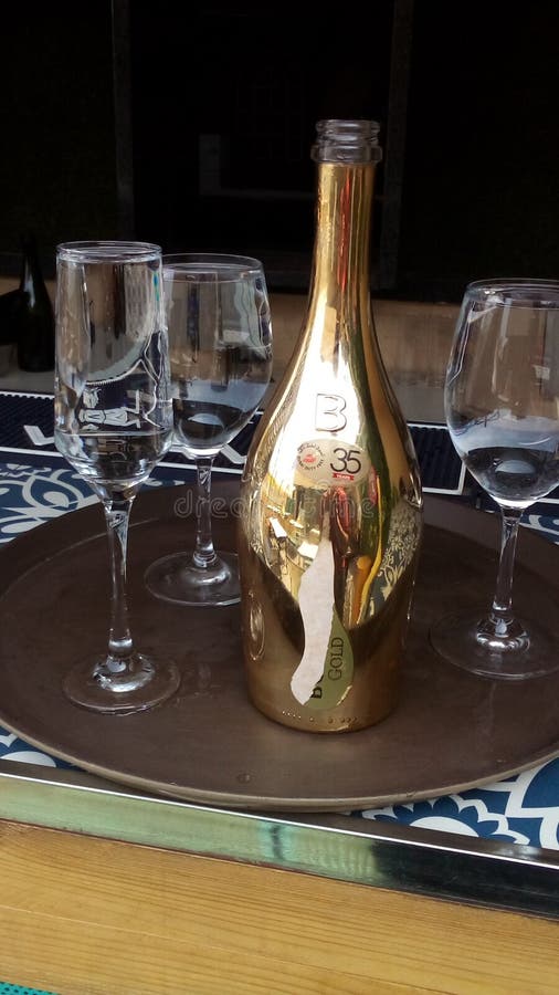 Fles champagne met glazen die water op het hebben stock afbeeldingen Fles champagne met glazen die water op het hebben stock afbeeldingen