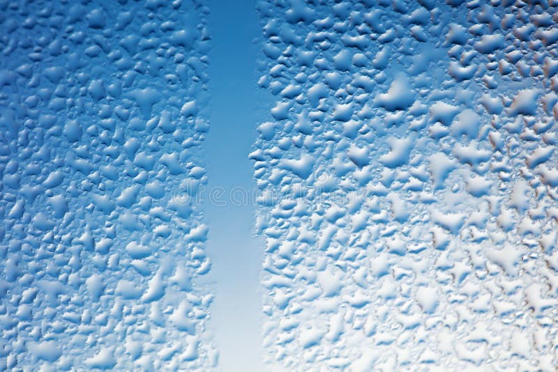 Fles en Glas met munt en ijsrotsen Gasbellen op glasmuren Mooie achtergrond stock fotografie Fles en Glas met munt en ijsrotsen Gasbellen op glasmuren Mooie achtergrond stock fotografie
