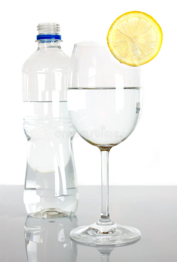 Fles en glas water met citroenplak royalty-vrije stock fotografie Fles en glas water met citroenplak royalty-vrije stock fotografie