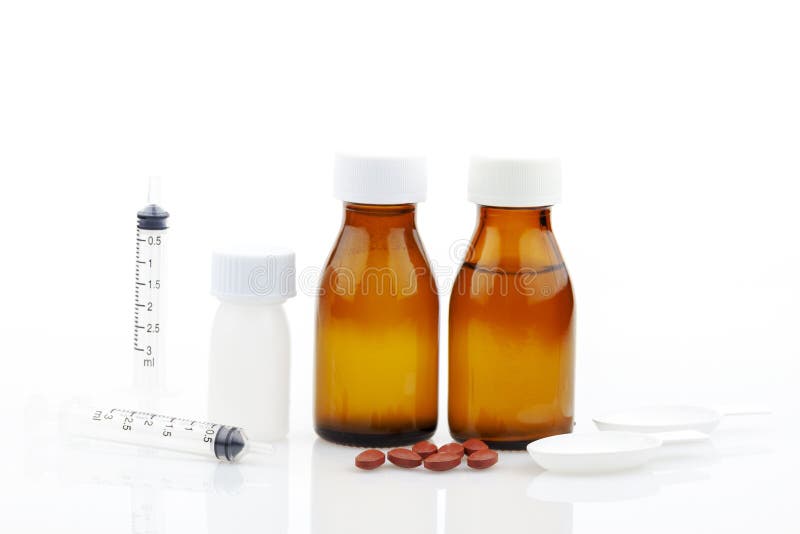 Fles geneeskunde, Medische drugstabletten, capsules plastic fles, Spuit 3 ml, Realistische medische metende lepel, op wit royalty-vrije stock fotografie Fles geneeskunde, Medische drugstabletten, capsules plastic fles, Spuit 3 ml, Realistische medische metende lepel, op wit royalty-vrije stock fotografie