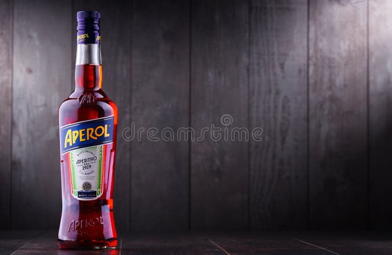 Fles van Aperol, een Italiaans die aperitief door Campari wordt geproduceerd royalty-vrije stock fotografie Fles van Aperol, een Italiaans die aperitief door Campari wordt geproduceerd royalty-vrije stock fotografie