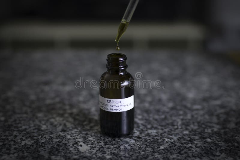 Fles van CBD-HennepOlieproduct royalty-vrije stock afbeelding Fles van CBD-HennepOlieproduct royalty-vrije stock afbeelding