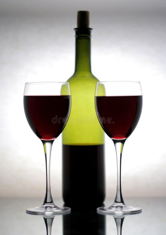 cijfer Saga vriendelijk Fles wijn en twee glazen stock foto. Image of fles, drank - 1240126