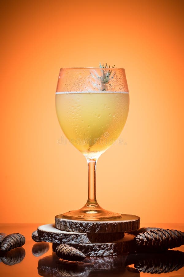 Fles zich bier en glas het volledige schuim gecondenseerde koude verfrissen royalty-vrije stock afbeeldingen Fles zich bier en glas het volledige schuim gecondenseerde koude verfrissen royalty-vrije stock afbeeldingen