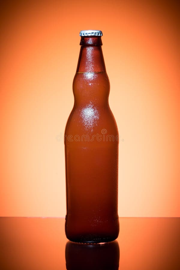 Fles zich bier het volledige gecondenseerde koude verfrissen stock fotografie Fles zich bier het volledige gecondenseerde koude verfrissen stock fotografie