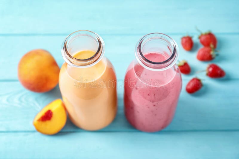Flessen met yummy smoothie op lijst royalty-vrije stock afbeeldingen Flessen met yummy smoothie op lijst royalty-vrije stock afbeeldingen