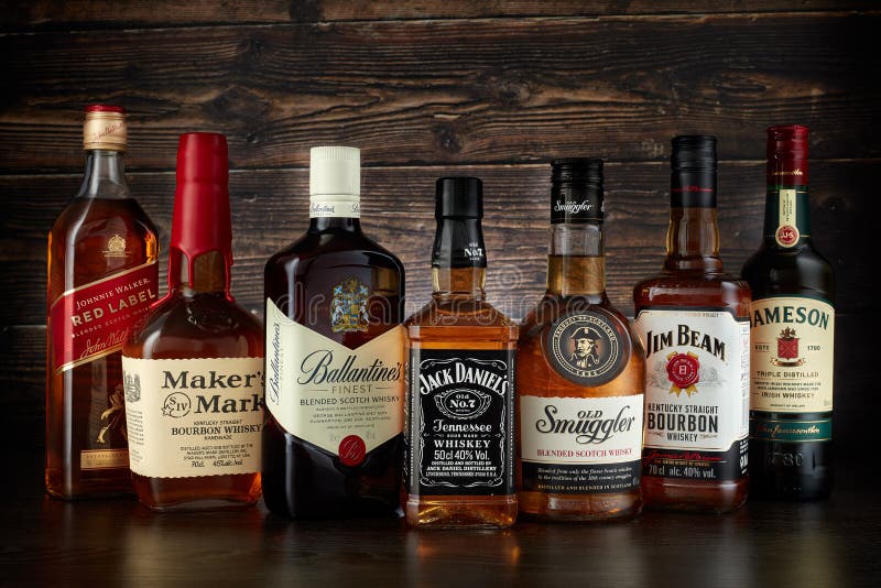 Afspraak sponsor auteur Flessen Van Verschillende Populairste Whisky-merken Redactionele Afbeelding  - Image of johnnie, teller: 198044885