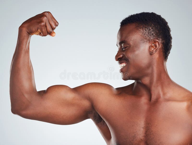Flessione di un bicipite e di un nero con volto in studio, fitness per la crescita muscolare, corpo e potenza elevati. atleta feli fotografia stock libera da diritti