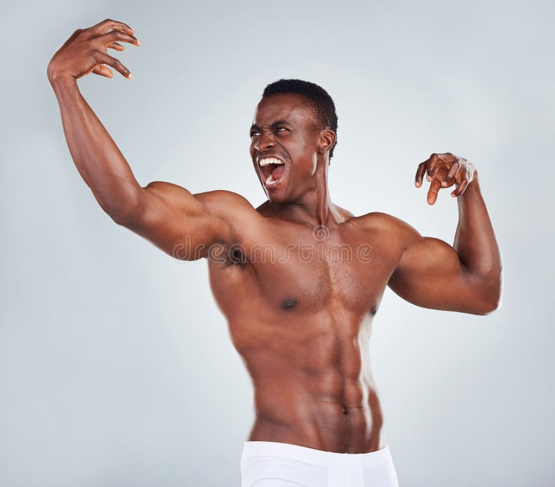 Flesso muscolare nero maschile e serio in studio per il palestamento del corpo e l'alimentazione su fondo bianco. atleta senza mag fotografie stock