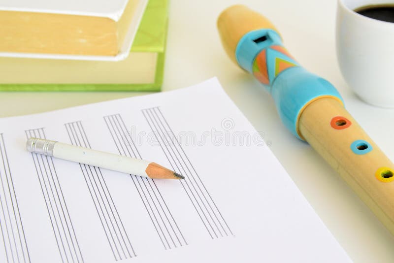 Flet, prześcieradło obok niektóre, ołówkowy i muzyczny rezerwujemy i filiżanka kawy na biurku w sala lekcyjnej pusta kopii przest zdjęcie stock Flet, prześcieradło obok niektóre, ołówkowy i muzyczny rezerwujemy i filiżanka kawy na biurku w sala lekcyjnej pusta kopii przest zdjęcie stock