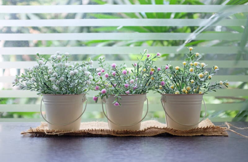 Fleur En Plastique De Décoration Dans Le Petit Pot Sur La Table En