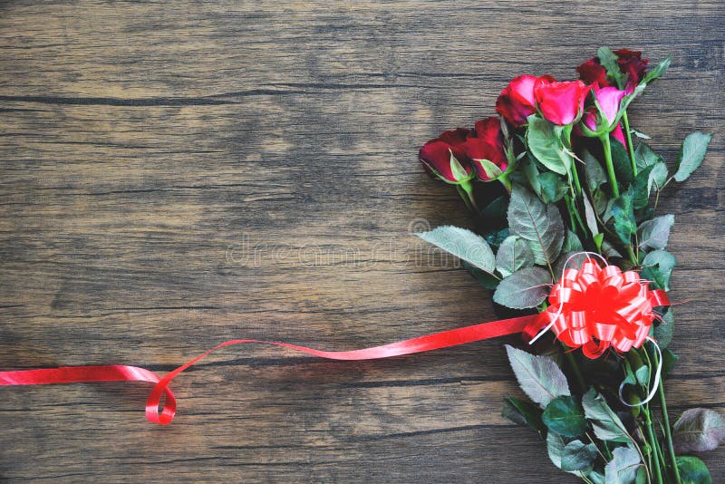 Fleur rose rouge de jour de valentines sur le fond en bois/coeur rouge avec des roses et le ruban rouge photographie stock libre de droits Fleur rose rouge de jour de valentines sur le fond en bois/coeur rouge avec des roses et le ruban rouge photographie stock libre de droits