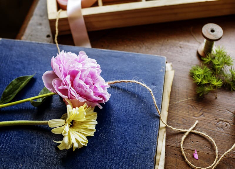 Fleur sur le livre de couverture photos stock Fleur sur le livre de couverture photos stock