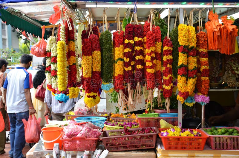 Fleurissez les guirlandes et le panier de la fleur utilisés pour la religion d'hindouisme photographie stock Fleurissez les guirlandes et le panier de la fleur utilisés pour la religion d'hindouisme photographie stock