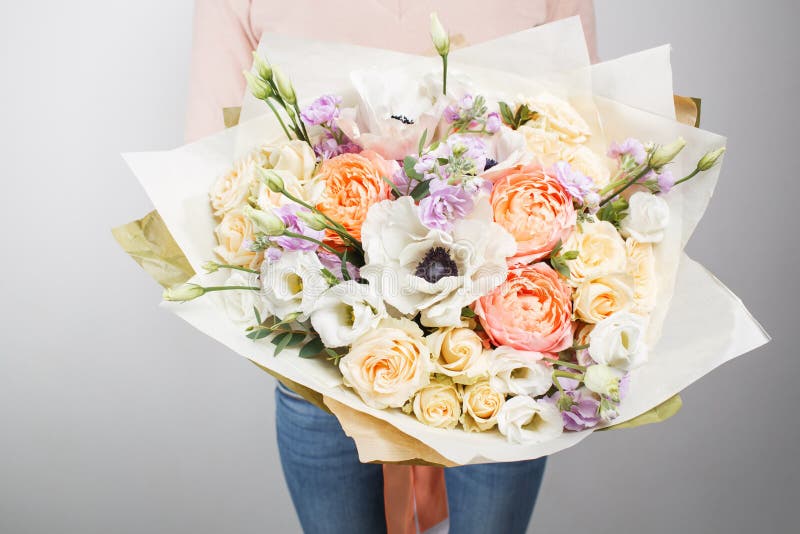 Fleuriste au travail Faites à bouquet riche la couleur différente et les fleurs Groupe dans leurs mains photographie stock libre de droits Fleuriste au travail Faites à bouquet riche la couleur différente et les fleurs Groupe dans leurs mains photographie stock libre de droits