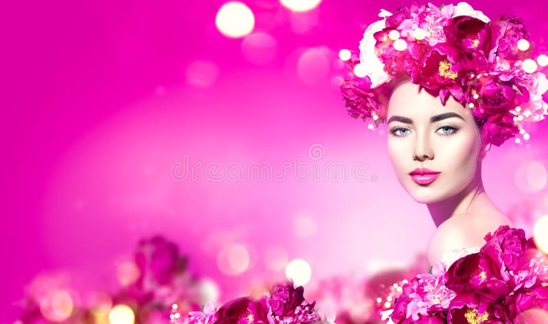Fleurit la coiffure La fille de modèle de beauté avec les fleurs roses de pivoine tressent au-dessus du pourpre image stock Fleurit la coiffure La fille de modèle de beauté avec les fleurs roses de pivoine tressent au-dessus du pourpre image stock