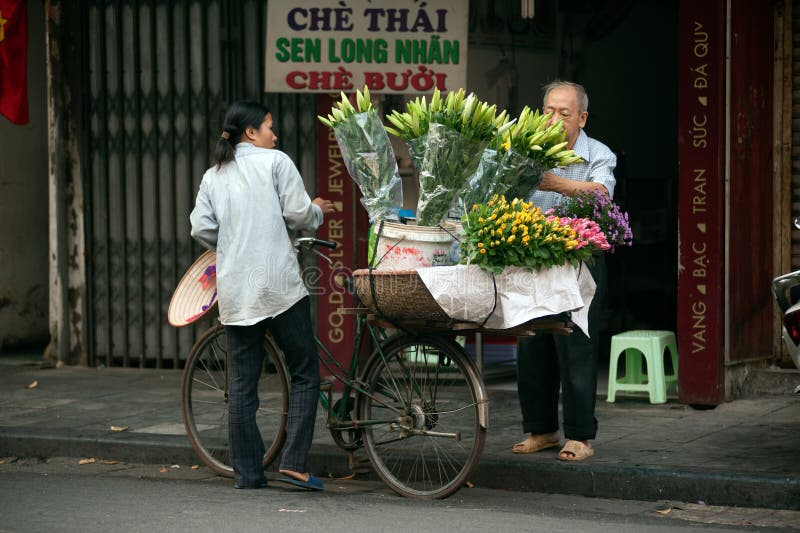 Fleurit le marchand ambulant à la ville de Hanoï, Vietnam photos libres de droits Fleurit le marchand ambulant à la ville de Hanoï, Vietnam photos libres de droits