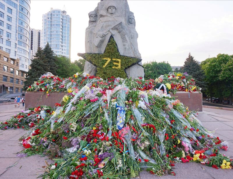 Fleurs apportées par des personnes au monument de la gloire sur Victory Day au-dessus du fascisme, le 9 mai photographie stock libre de droits Fleurs apportées par des personnes au monument de la gloire sur Victory Day au-dessus du fascisme, le 9 mai photographie stock libre de droits