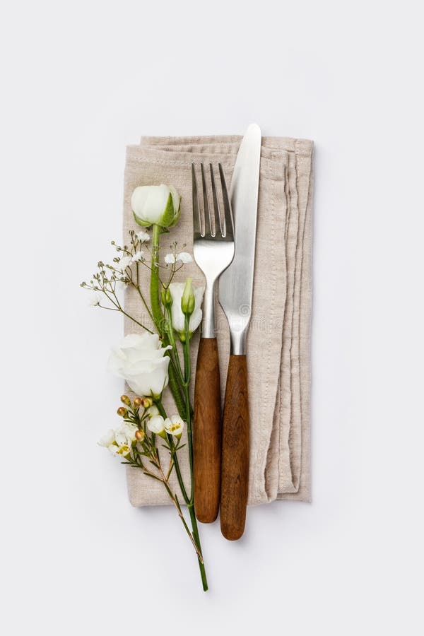 Fleurs avec la fourchette et le couteau sur le fond blanc photographie stock Fleurs avec la fourchette et le couteau sur le fond blanc photographie stock