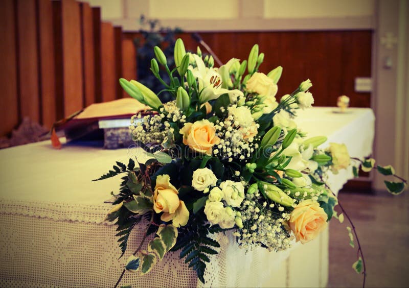 Décoration Bouquet De Fleurs à Léglise Pour La Cérémonie De Mariage