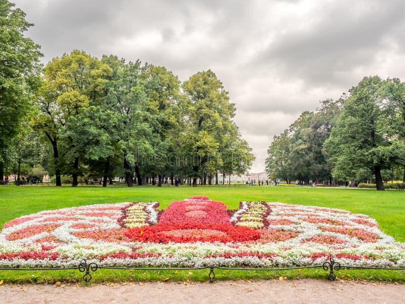Fleurs color? es en stationnement photographie stock