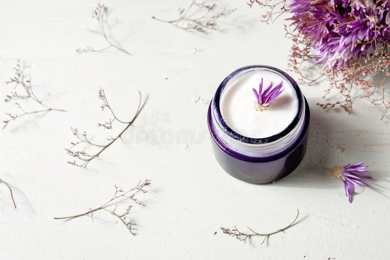 Fleurs cosmétiques de crème et de lavande sur le fond en bois blanc de table photos libres de droits Fleurs cosmétiques de crème et de lavande sur le fond en bois blanc de table photos libres de droits
