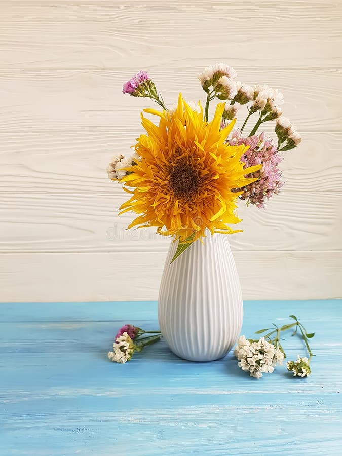 Fleurs d'automne de vase, tournesol de saison d'élégance de décor de disposition de conception rétro sur un fond en bois photo libre de droits Fleurs d'automne de vase, tournesol de saison d'élégance de décor de disposition de conception rétro sur un fond en bois photo libre de droits