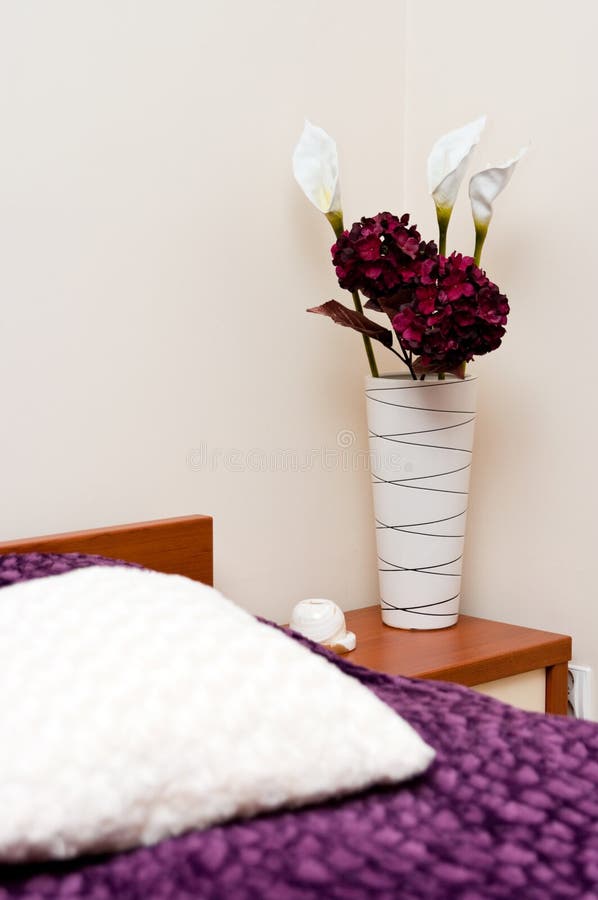 Fleurs dans la chambre à coucher confortable photographie stock libre de droits Fleurs dans la chambre à coucher confortable photographie stock libre de droits