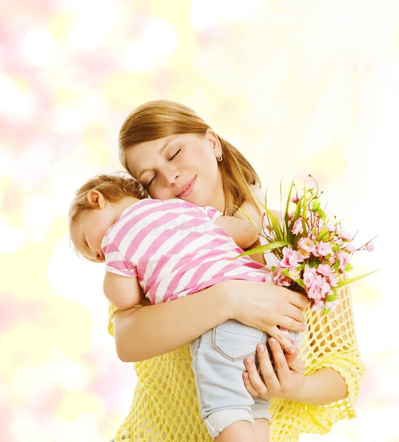 Fleurs de portrait de famille de mère et de bébé, peu d'embrassement d'enfant photo stock Fleurs de portrait de famille de mère et de bébé, peu d'embrassement d'enfant photo stock